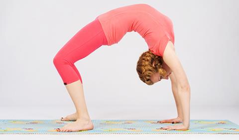 Boyu uzatmak için bacakları germek için yapılan 12 yoga egzersizi son derece etkilidir